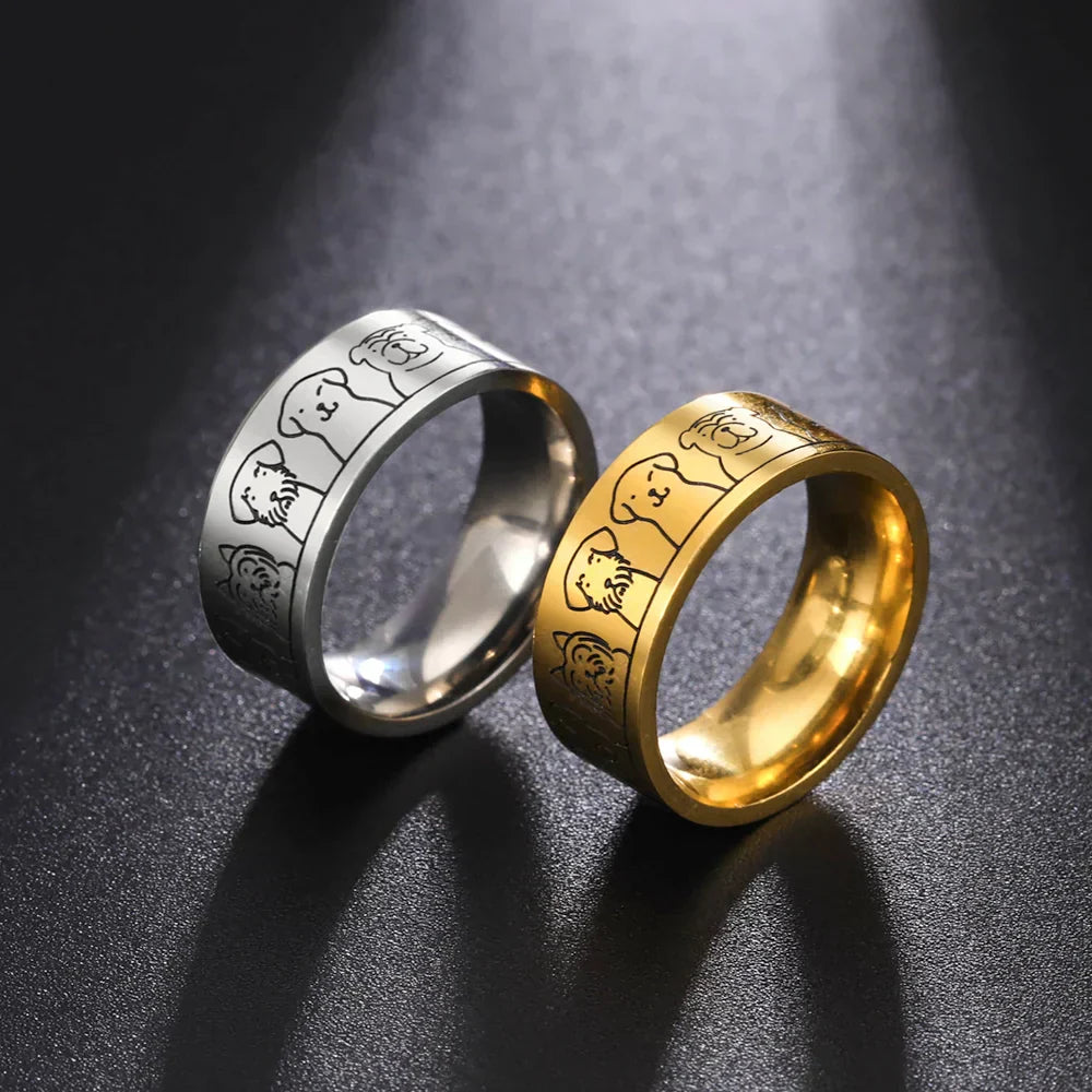 Bred rustfrit stålring med hundemotiver – indgraveret design til kvinder